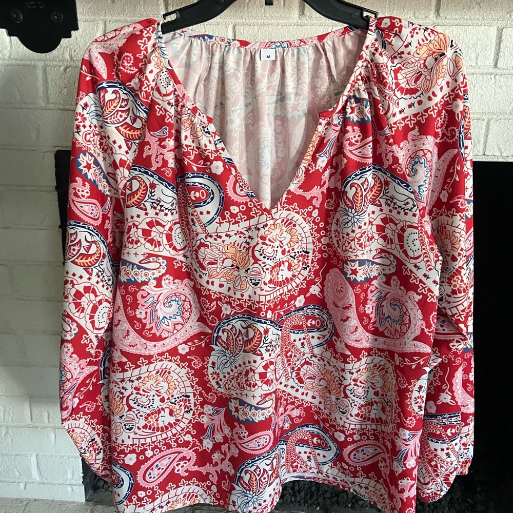 Paisley Print V-Neck Blouse
Medium
Super cute with white jeans